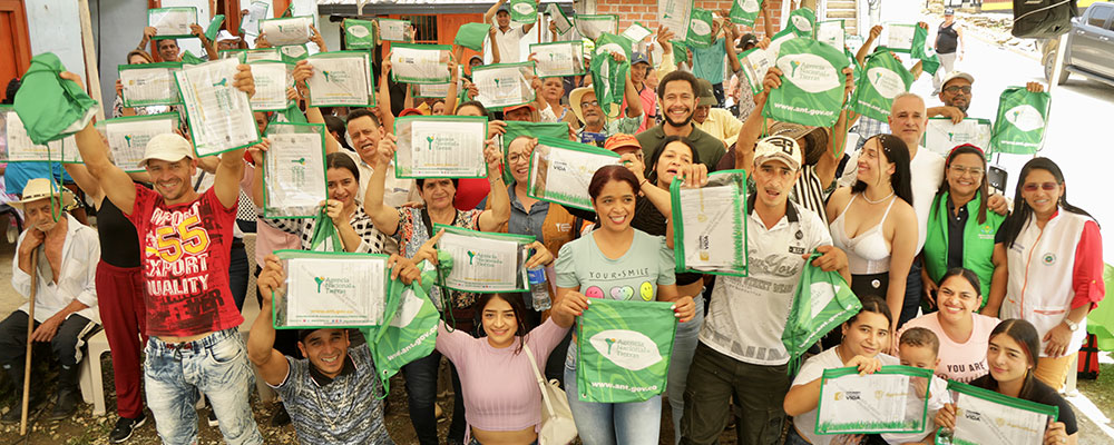Grupo de personas celebrando su entrega de títulos.