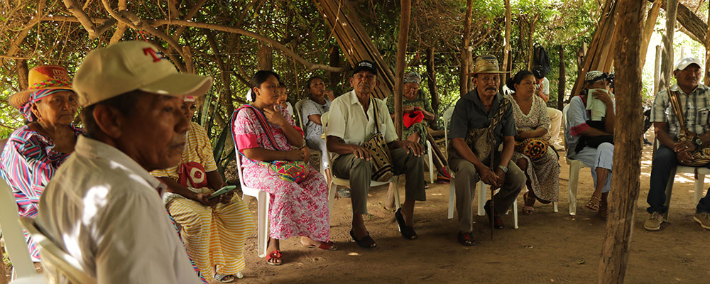 Fotografía de algunos miembros de comunidades indígenas y campesinos reunidos.