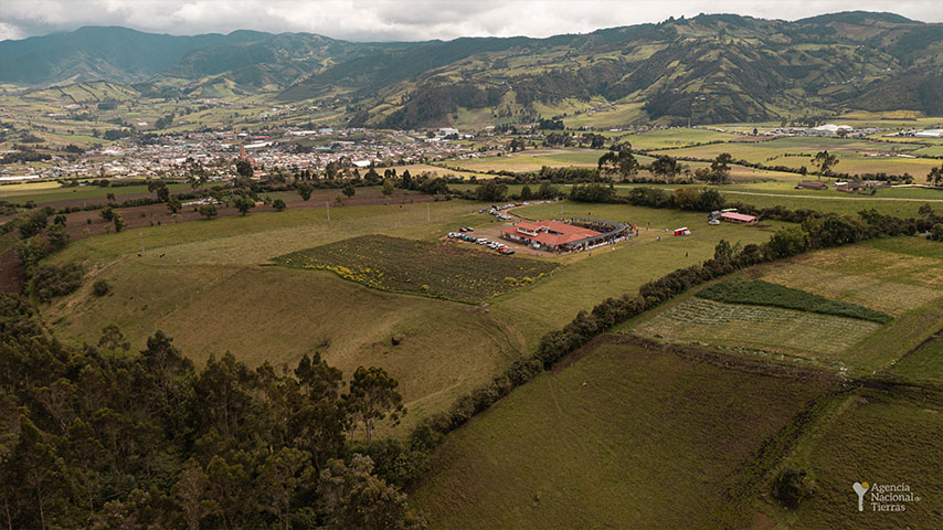 Fotografía panorámica de un terreno con zonas verdes.
