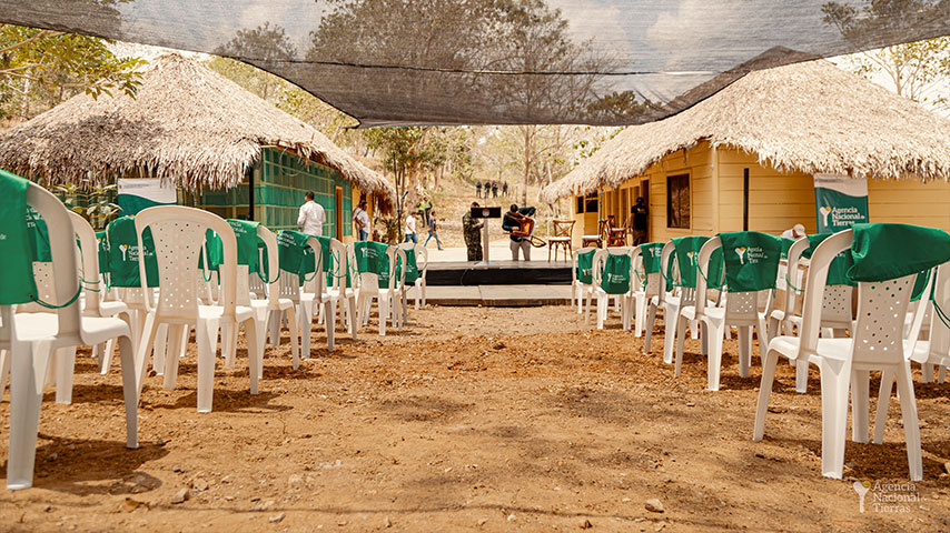 Fotografía de una locación con varias sillas organizadas para un evento.