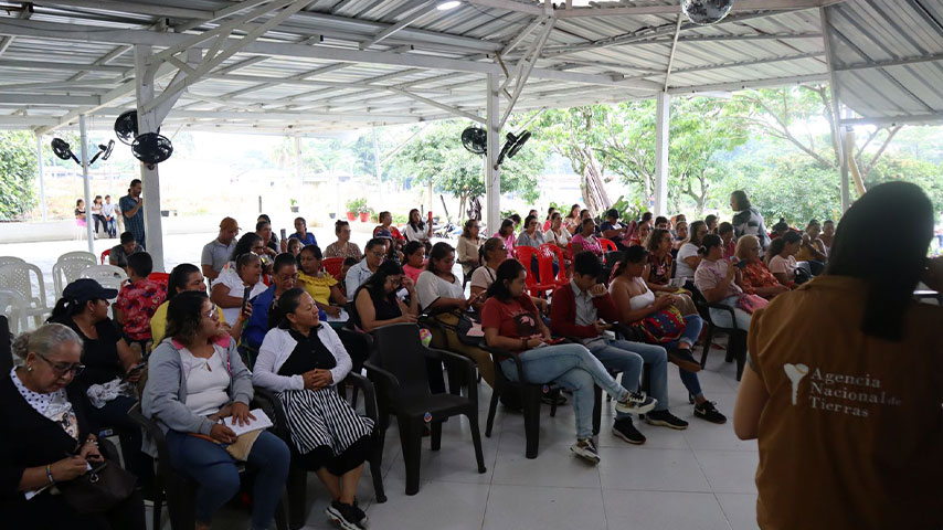 Fotografía de varias personas reunidas y algunos fUncionarios de la ANT
