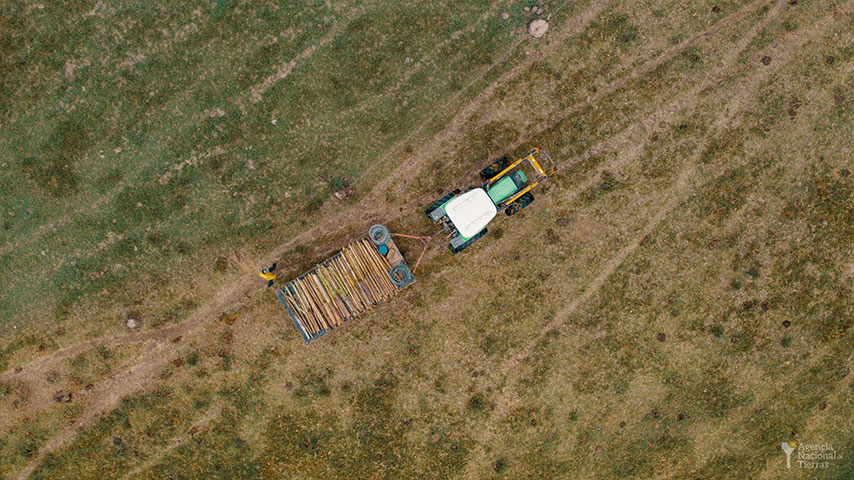 Fotografía aérea de un tractor realizando labores de campo.