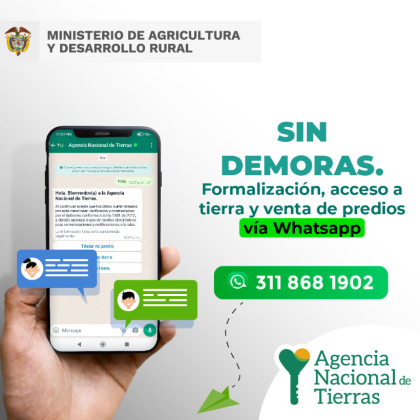 Imagen de una persona sosteniendo su celular en una charla de Whastapp